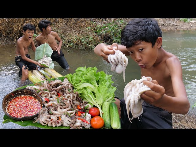Primitive Technology - Yummy cooking octopus on a rock in the rainforest - Eating delicious