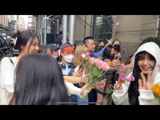 Lisa accepts flowers for luck heading to VMAs! #lisa #blackpink