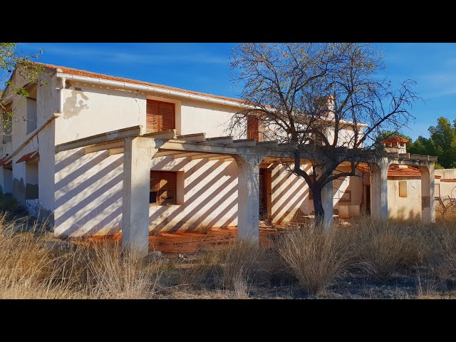 FAMILY ABANDONED THEIR DREAM HOUSE WITHOUT LEAVING A TRACE | What HAPPENED? | Abandoned Sites