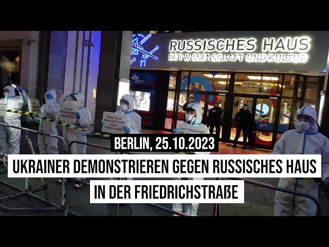 25.10.2023 Berlin Ukrainer demonstrieren gegen Russisches Haus in der Friedrichstraße