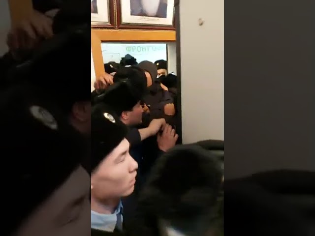 Казахстанцы уже не боятся полиции, швыряют их и  пытаются прорваться  в суд?