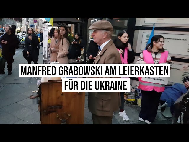25.10.2023 Berlin Manfred Grabowski am Leierkasten für die Ukraine