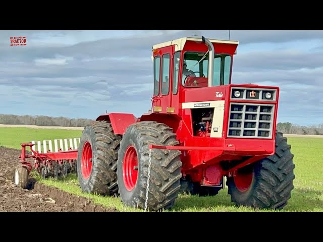 INTERNATIONAL 4366 Tractor Plowing