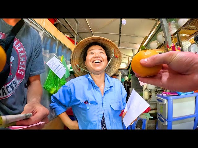 Vietnamese auntie has to give me free fruit when I speak fluent Vietnamese 🇻🇳