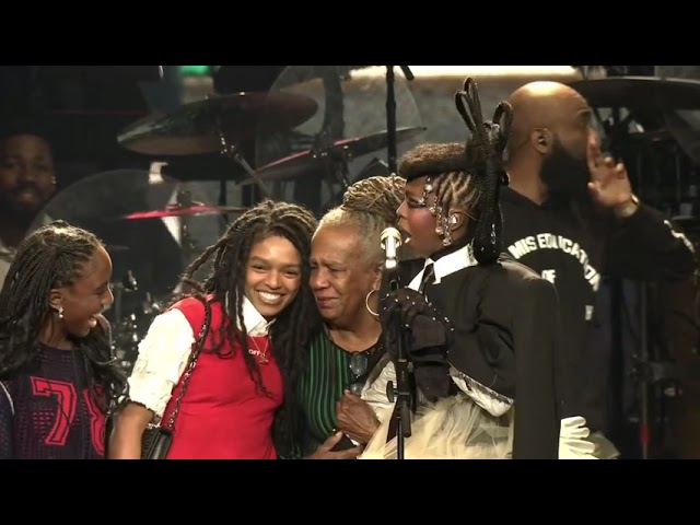 Ms. Lauryn Hill performs The Miseducation of Lauryn Hill song live