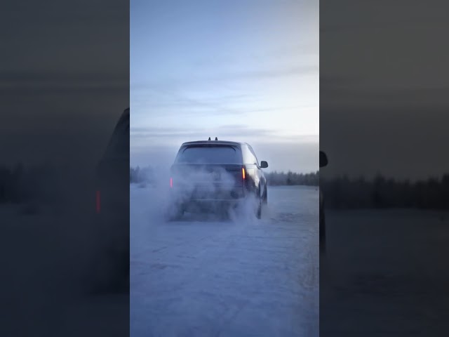 🖤 #Brabus gibt den Range Rover ein kleines Tuning und wir dürfen eine Runde durch den Schnee düsen!