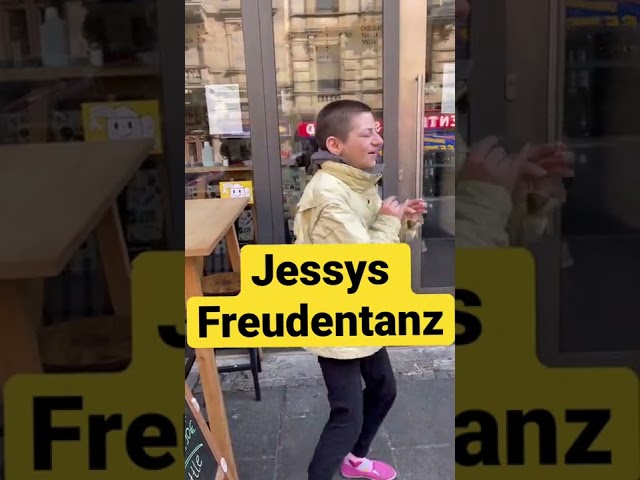 Jessy (Rumpelstäbchen) singt und tanzt für uns #hartesdeutschland #bahnhofsviertel #rtl2 #foryou