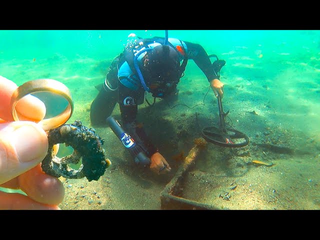 Diver's Explore 1800's Shipwreck!! Gold  Relics Found
