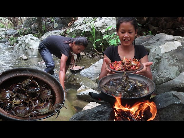 Survival skills: Catch and Cook Crabs soup Taste delicious for Lunch in Forest