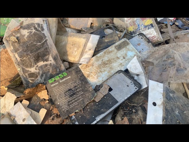 Boxes and phones were found on the garbage heap _ Restoration destroyed phone