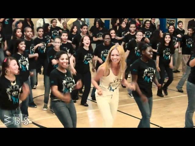 Beyonce surprises students - Let's Move! Flash Workout for New York City