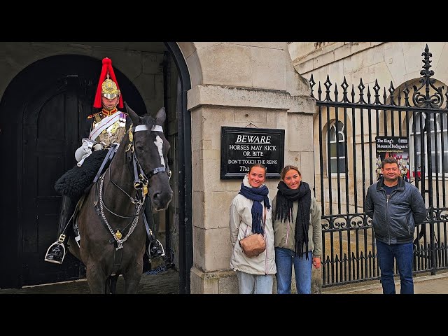 KING ORMONDE BACK ON DUTY with a LOT of tourists, but something is different at Horse Guards!