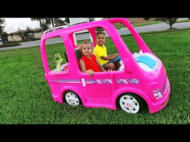Diana dan Roma naik Barbie Car untuk berkemah