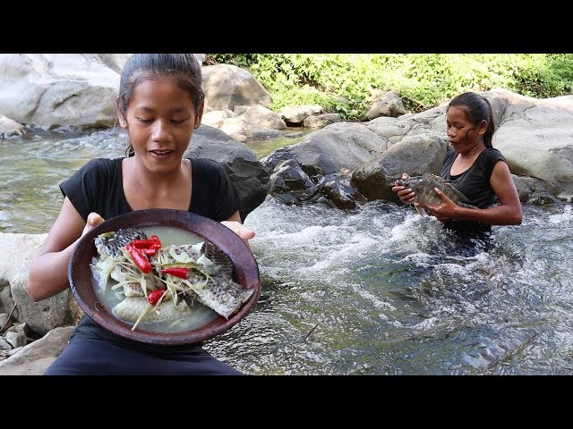 Catch Fish For Food - Cooking Fish Soup with Peppers Taste Delicious, Primitive Survival Skills ep23