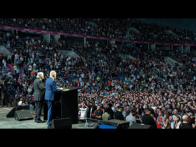 Franklin Graham Shares God’s Love With More Than 13,000 in Kraków, Poland
