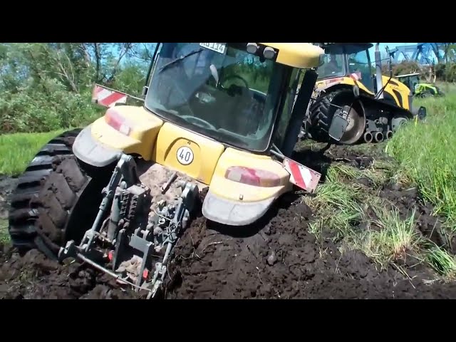 Tractors John Deere  in the mud!
