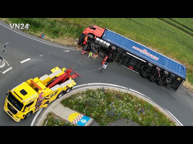 VN24 - Semitrailer lies on its side in traffic circle - tow truck in action