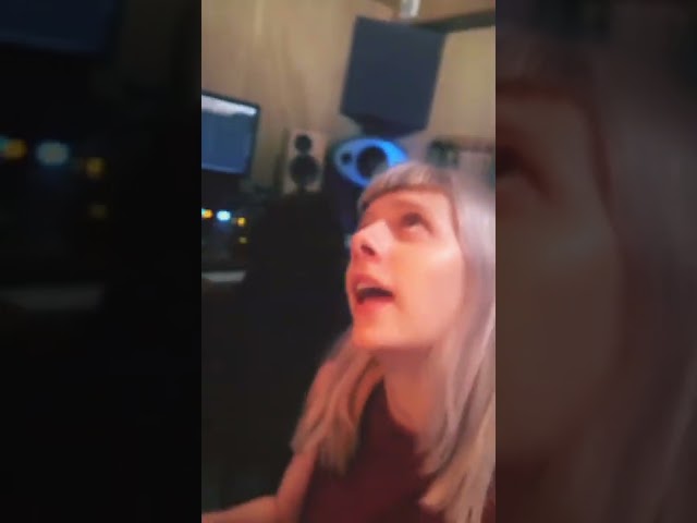 Aurora's spontaneous studio song