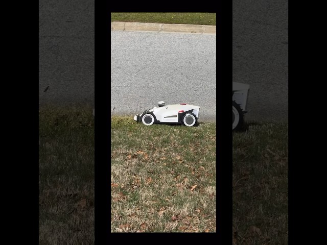 A Robot is cutting my grass! 🤖 🏡 🤯
