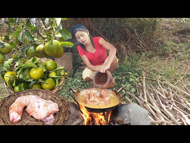 Yummy! Pork leg curry spicy Cooking for dinner and Eating delicious - Survival cooking
