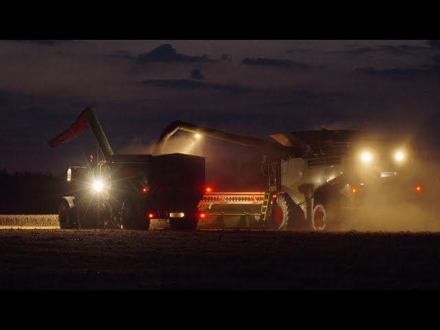 Claas Lexion 760 combine harvester at night | Wheat Harvest 2017