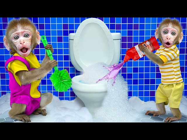 KiKi Monkey goes to clean the Toilet with full of Foamy Bubble Toilet | KUDO ANIMAL KIKI