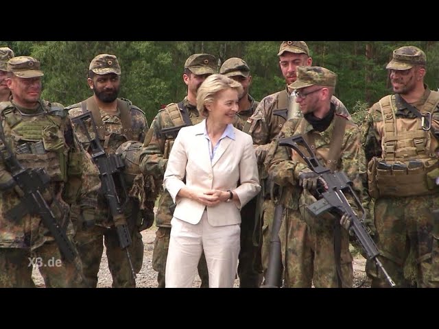 Schlegl in Aktion: Die Bundeswehr liebt ihre Ministerin | extra 3 | NDR