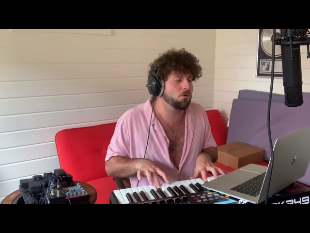 Kings of Leon - Use Somebody (Elderbrook Hotel Room Sessions #09 - Cabin Edition)