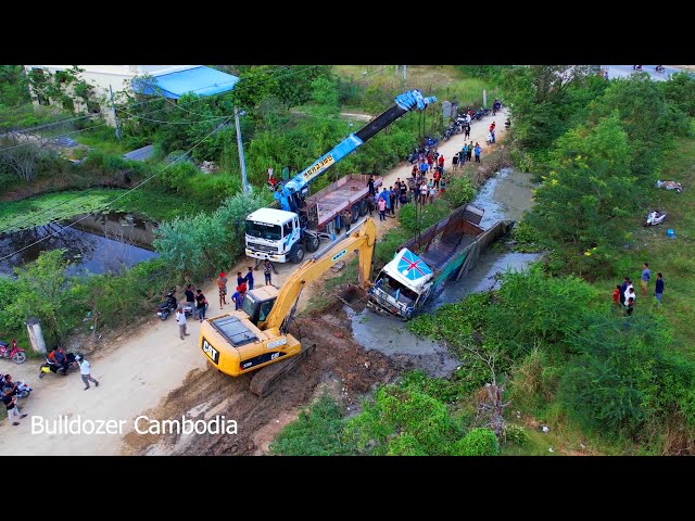 Unexpected Five-Way Car Fall Down In Water And Fails Recovery With Excavator Cat 320D Crane 25.5 Ton