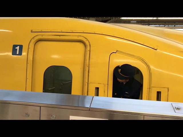 ドクターイエロー（新幹線）女性車掌 2018 京都駅