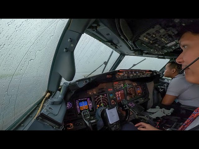 PILOTING BOEING 737-800 THROUGH THE WORST WEATHER EVER // THUNDERSTORM RAIN ‼️