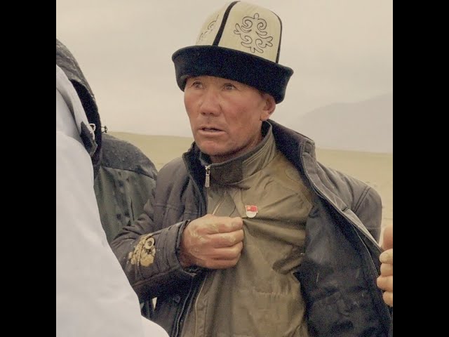 GLOBALink | Xinjiang herdsman reveals Party emblem after offering assistance