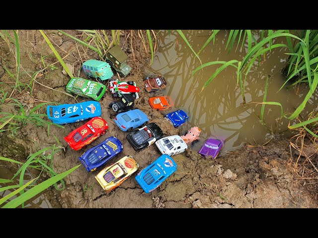 Disney Pixar Cars falling into deep pool: Lightning McQueen,Tow Mater,Sally,Dinoco King,Francesco