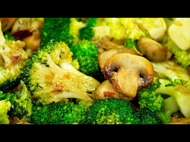 Broccoli has never been cooked so deliciously. Broccoli with mushrooms and baked potatoes.