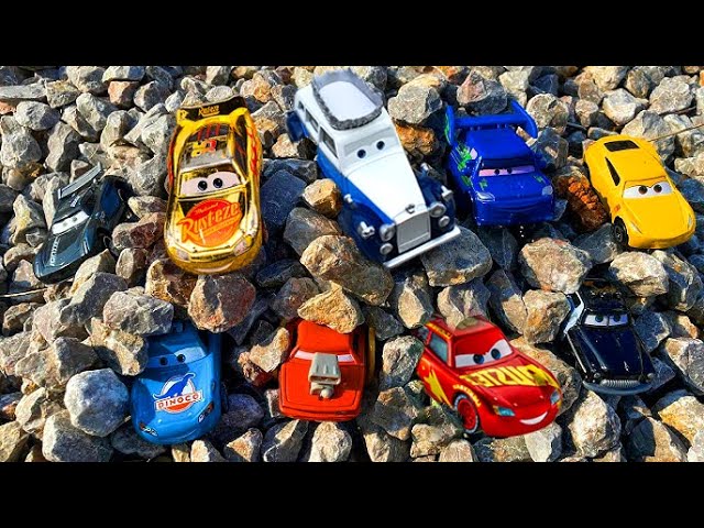 Looking For Disney Pixar Cars On The Rocky Road:Lightning McQueen, Natalie Certain, Sally, Cars Toy