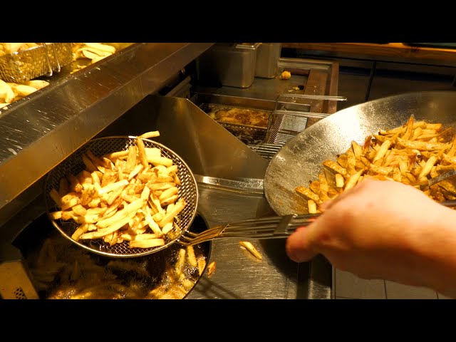 The frying Dutchman | Handcrafted Chicken and Chips in a Mall | Street Food in Berlin