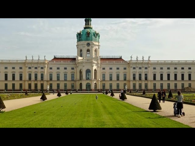 Berlin - Schloss Charlottenburg  mit Schlossgarten und Lustschloss