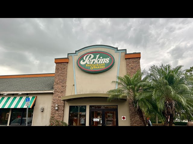 Eating at Perkins Restaurant in Leesburg, Florida | Huge Menu & Breakfast All Day