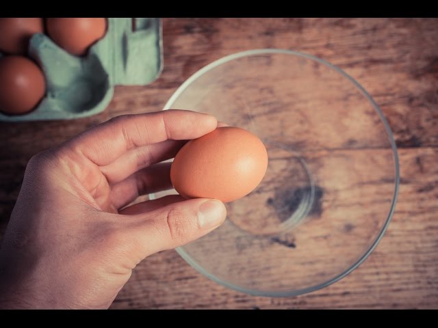 How To Correctly Crack Open an Egg