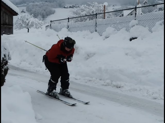 Mit den Skis in der Quartierstrasse