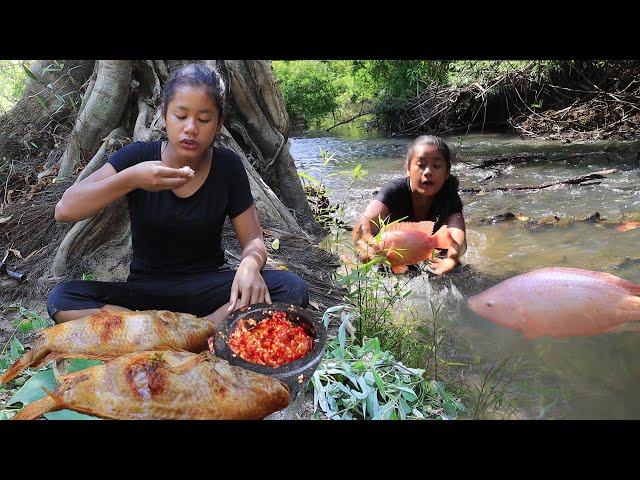 Survival skills: Catch red fish at River to Grilled with Peppers sauce for Food in forest