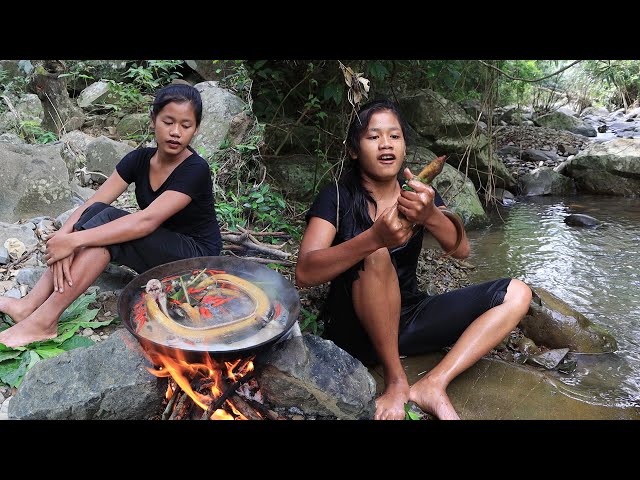 Survival skills Catch and Cook: Eel Soup Spicy Tasty For Lunch Ideas In The Jungle
