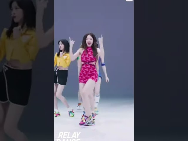 i love how the other members do the sound effects for lia #itzy #sneakers #relaydance #kpop
