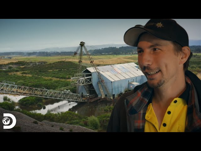 Parker descubre la draga más grande del mundo | Tras la pista del oro | Discovery Latinoamérica