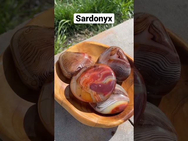 Check out the patterns on these large sardonyx palm stones 🤤