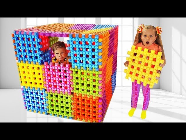 Diana y Roma están jugando con bloques de jugurete multicolor