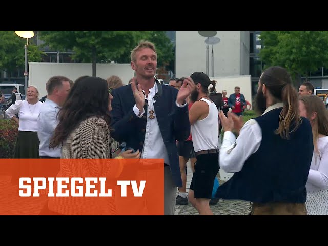 "Querdenken" mit Nazis: Wirrköpfe unter sich | SPIEGEL TV