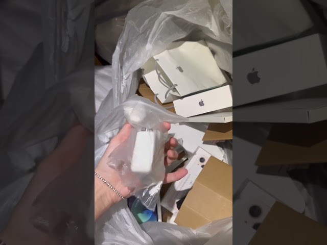 INSANE FIND!😳Dumpster diving at Apple Store.