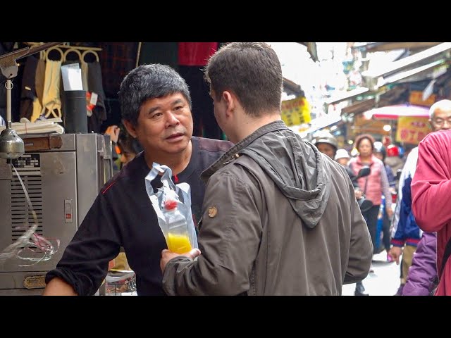 Clueless American Tourist Busts Out Perfect Chinese, Shocks Locals