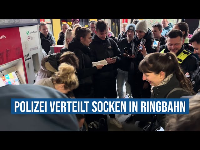 23.03.2024 Berlin Polizei verteilt Socken in Ringbahn